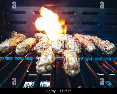 Petits pains cevapcici sur le grill, selective focus Banque D'Images