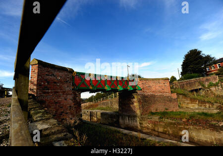 La nouvelle 'Meccano' bridge donne sur la poursuite des travaux de restauration sur la Manchester Bury, Bolton et Canal. Banque D'Images