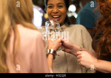 Trois femmes toasting leurs verres dans un bar Banque D'Images