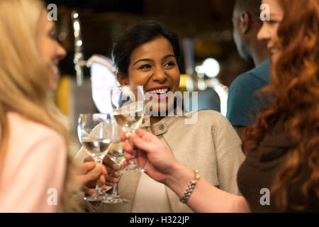 Trois femmes toasting leurs verres dans un bar Banque D'Images