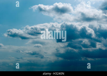 Dans les nuages d'un bleu profond avec une tempête approche d'Addo Banque D'Images