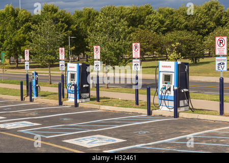 Le Nissan Stadium, Zone de charge pour les véhicules électriques en charge, dans un terrain de stationnement pour Nissan Stadium à Nashville, Tennessee. Banque D'Images