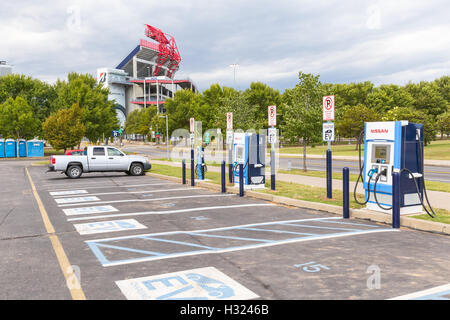 Le Nissan Stadium, Zone de charge pour les véhicules électriques en charge, dans un terrain de stationnement pour Nissan Stadium à Nashville, Tennessee. Banque D'Images