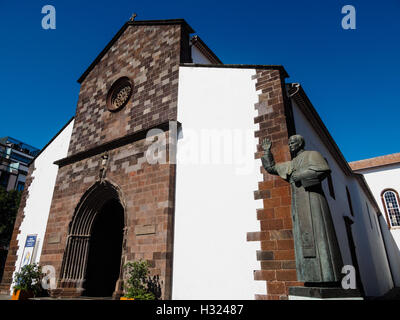 Une statue représentant le Pape Jean-Paul II. se tient juste en face de la cathédrale de Funchal Sé Catedral de Nossa Senhora da Assunção Banque D'Images