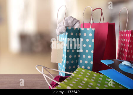 Shopping sac à acheter avec des cercles blancs sur la table en bois avec de nouveaux vêtements à l'intérieur dans un magasin.Tag détail. Vue de face. L'horizontale Banque D'Images