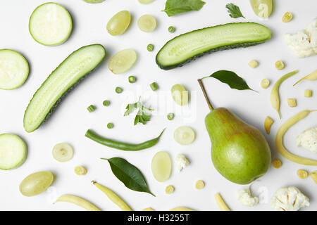 Les légumes verts utiles sur un fond blanc et des aliments sains Banque D'Images