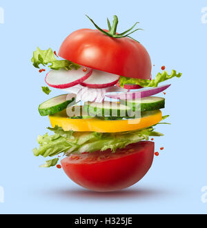 Ingrédients de vol burger végétalien isolé sur bleu . Concept idée pour un régime alimentaire sain. Banque D'Images