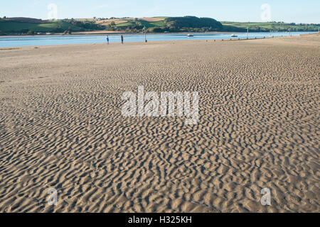 Ferryside,plage,ciel,bleu,Carmarthenshire, Pays de Galles, Royaume-Uni Banque D'Images