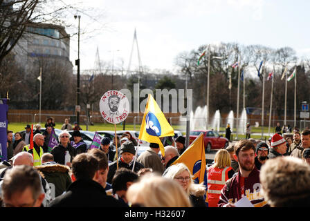 Un signe à l'appui de Jeremy Corbyn lors d'une manifestation syndicale à l'extérieur de la Musée de Cardiff. Banque D'Images