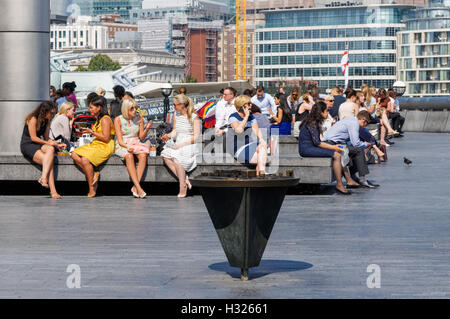 Les personnes bénéficiant du beau temps à Londres Plus de Riverside, London England Royaume-Uni UK Banque D'Images