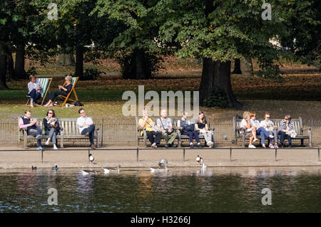 Les personnes bénéficiant de septembre chaud météo à St James's Park, Londres Angleterre Royaume-Uni UK Banque D'Images