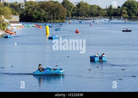 Bateaux sur le lac Serpentine, à Hyde Park, Londres Angleterre Royaume-Uni UK Banque D'Images