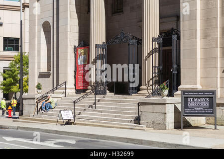 L'entrée avant de Sainte Marie de l'Église catholique sept douleurs dans la région de Nashville, Tennessee. Banque D'Images