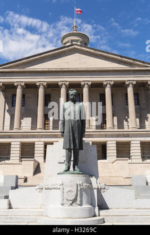 La statue d'Edward Ward Carmack au motif de la Tennessee State Capitol à Nashville, Tennessee. Banque D'Images