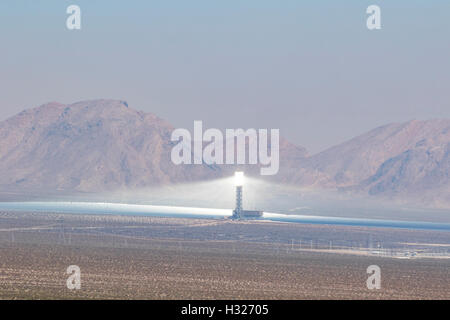 La ferme solaire Ivanpah fournissant l'énergie solaire à Stateline ferme solaire en Californie. Le projet d'énergie solaire Ivanpah, centrale solaire thermique à concentration. Banque D'Images