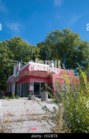 Un magasin KFC Kentucky Fried Chicken fermé à Toronto. L'entreprise doit être relocalisée et son précieux lot du centre-ville vendu et réaffecté pour le logement. Banque D'Images