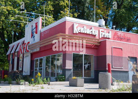 Un magasin KFC Kentucky Fried Chicken fermé à Toronto. L'entreprise doit être relocalisée et son précieux lot du centre-ville vendu et réaffecté pour le logement. Banque D'Images