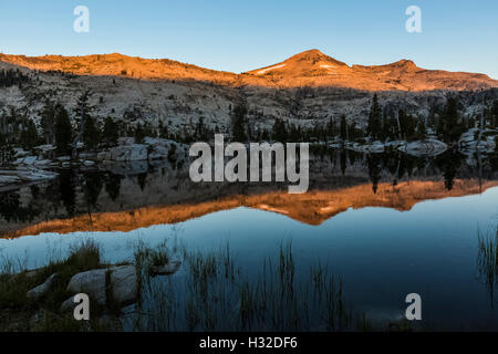 La lumière du matin sur le lac, Ropi avec Pyramid Peak dans la distance, Desolation Wilderness, Eldorado National Forest, Californie, USA Banque D'Images