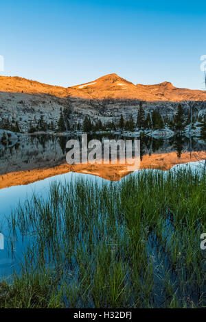 La lumière du matin sur le lac, Ropi avec Pyramid Peak dans la distance, Desolation Wilderness, Eldorado National Forest, Californie, USA Banque D'Images