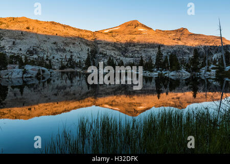 La lumière du matin sur le lac, Ropi avec Pyramid Peak dans la distance, Desolation Wilderness, Eldorado National Forest, Californie, USA Banque D'Images