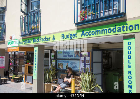 Backpacker hostel hôtel à Manly Beach, Sydney, Australie avec un habitant à l'extérieur Banque D'Images