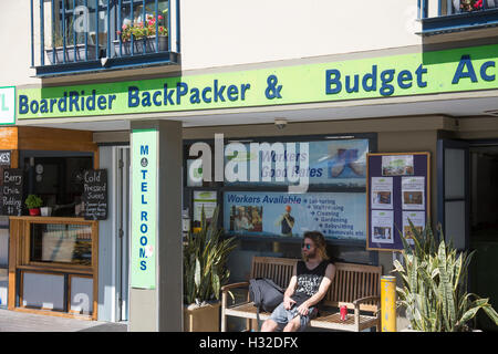 Backpacker hostel hôtel à Manly Beach, Sydney, Australie avec un habitant à l'extérieur Banque D'Images