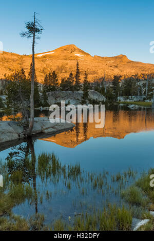 La lumière du matin sur le lac, Ropi avec Pyramid Peak dans la distance, Desolation Wilderness, Eldorado National Forest, Californie, USA Banque D'Images