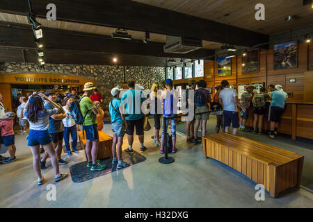 Les visiteurs d'attente pour parler à un bureau intérieur ranger visitor center à Yosemite Valley in Yosemite National Park, California, USA Banque D'Images