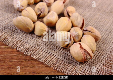 Pistaches grillées sur fond de table en bois, l'alimentation saine et la nutrition Banque D'Images