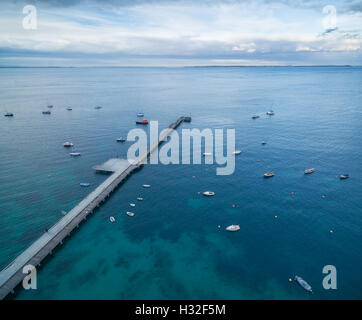 Vue aérienne de la Flinders pier avec bateaux de pêche amarrés au crépuscule, Mornington Peninsula, Melbourne, Victoria, Australie Banque D'Images