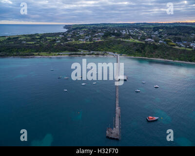 Vue aérienne de la Flinders littoral et les bateaux de pêche amarrés au quai, une péninsule de Mornington, Melbourne, Victoria, Australie Banque D'Images