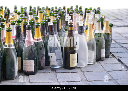 Bouteilles de vin vide préparé pour la collecte par le service de nettoyage sur la rue de Bruxelles, Belgique le 1 octobre 2016 Banque D'Images
