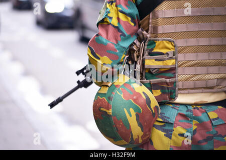 Soldat armé en patrouille sur rue en plein centre de Bruxelles, Belgique le 1 octobre 2016 Banque D'Images