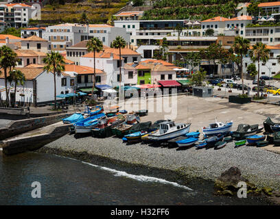 Bateaux colorés se trouvent sur la plage de Camara de Lobos sur l'île portugaise de Madère Banque D'Images