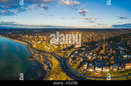 Panorama de l'antenne de Frankston et Olivers Hill suburb et péninsule de Mornington côte au coucher. Melbourne, Victoria, Australi Banque D'Images
