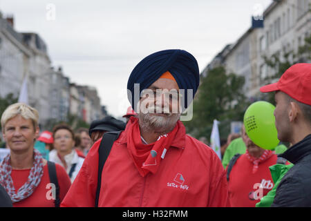 Les participants de la manifestation nationale contre la politique actuelle pendant leur marche le jeudi 29 septembre 2016 à Bruxelles, Banque D'Images