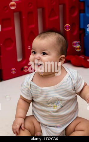 Bulles de rire de bébé Banque D'Images