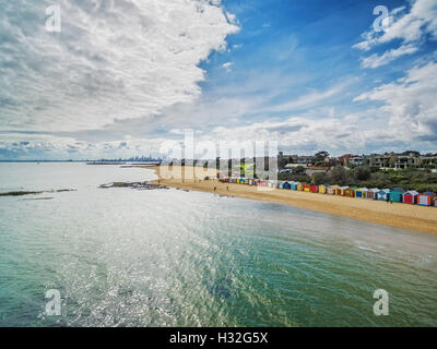 Vue aérienne de la plage de Brighton de cabines sur une journée ensoleillée. Melbourne, Victoria, Australie Banque D'Images