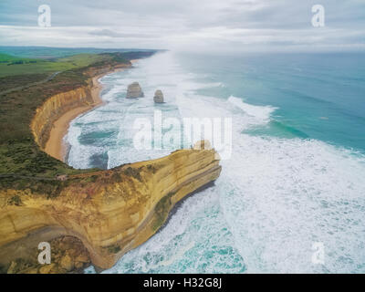 Vue aérienne de l'Gog et Magog formations rocheuses et les belvédères de la Great Ocean Road, l'Australie Banque D'Images