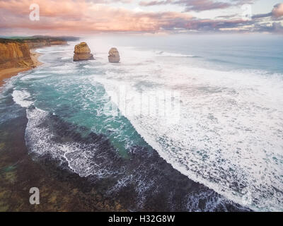 Vue aérienne de l'Gog et Magog rock formations au coucher du soleil avec le bris des vagues océaniques Banque D'Images