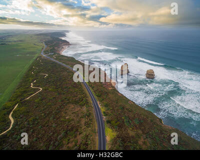 Vue aérienne de la Great Ocean Road avec Gog et Magog rock formations, Victoria, Australie Banque D'Images