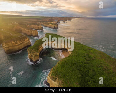 Vue aérienne de l'île Bird Mouton arches au lever du soleil. Great Ocean Road, Victoria, Australie Banque D'Images