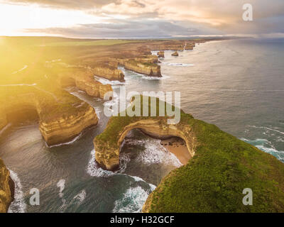 Vue aérienne de l'île Bird Mouton arches au lever du soleil. Great Ocean Road, Victoria, Australie Banque D'Images