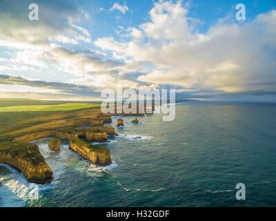 Vue aérienne de l'Île, passage voûté et côte sauvage au lever du soleil. Great Ocean Road, Victoria, Australie Banque D'Images