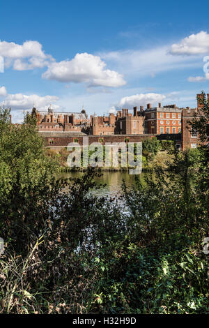 Hampton court Palace vu de l'autre côté de la Tamise, Londres, Angleterre, Royaume-Uni Banque D'Images