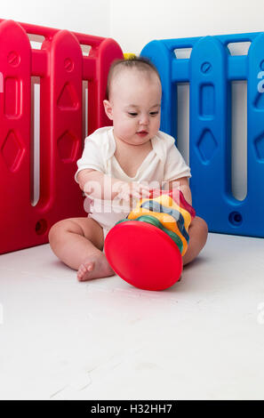 Bébé jouant avec l'anneau d'empilage toy Banque D'Images