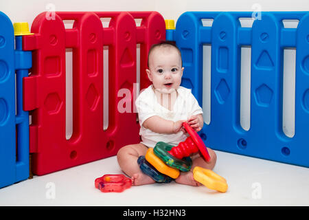 Bébé jouant avec l'anneau d'empilage toy Banque D'Images