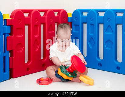 Bébé jouant avec l'anneau d'empilage toy Banque D'Images