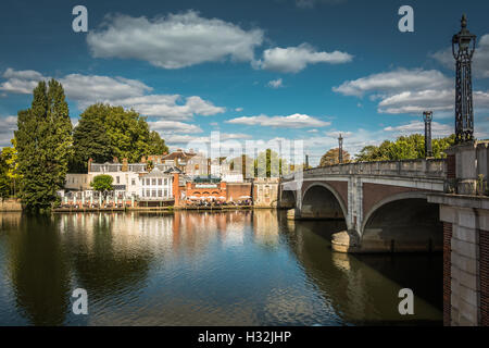 Pubs et restaurants en bord de rivière sur la Tamise à East Molesey près du palais de Hampton court à Surrey, Royaume-Uni Banque D'Images