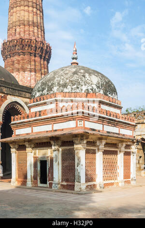 Tombeau de l'Imam Muhammad Ali ou Imam Zamin, Quwwat al-Islam mosquée complexe, Delhi, Inde Banque D'Images